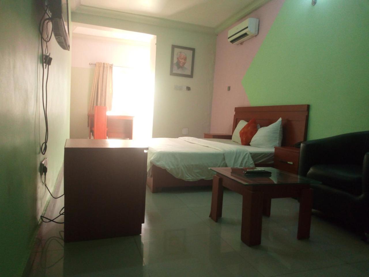 Flamingo Hotel Festac Town Extérieur photo