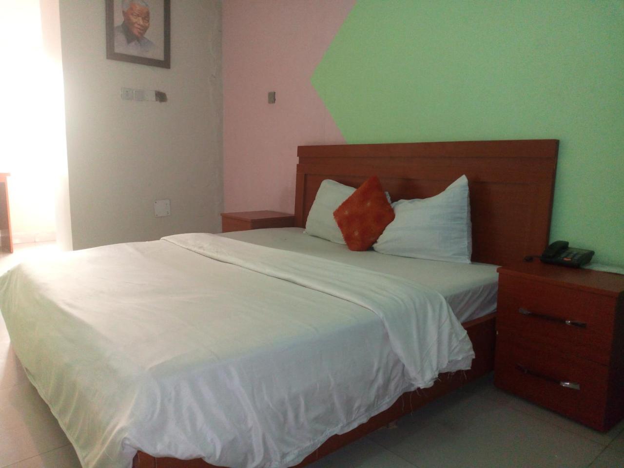 Flamingo Hotel Festac Town Extérieur photo