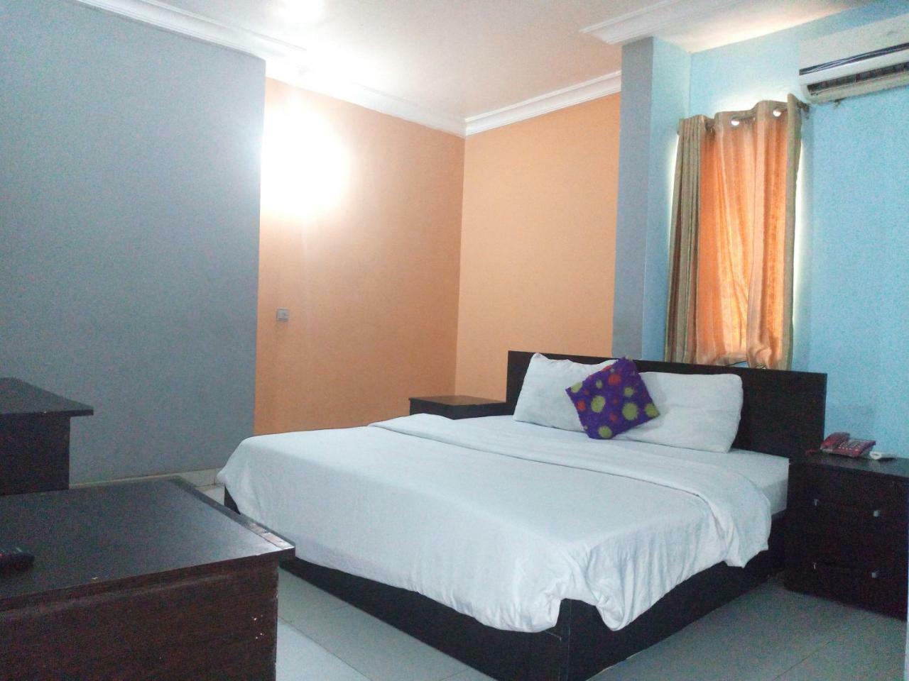 Flamingo Hotel Festac Town Extérieur photo