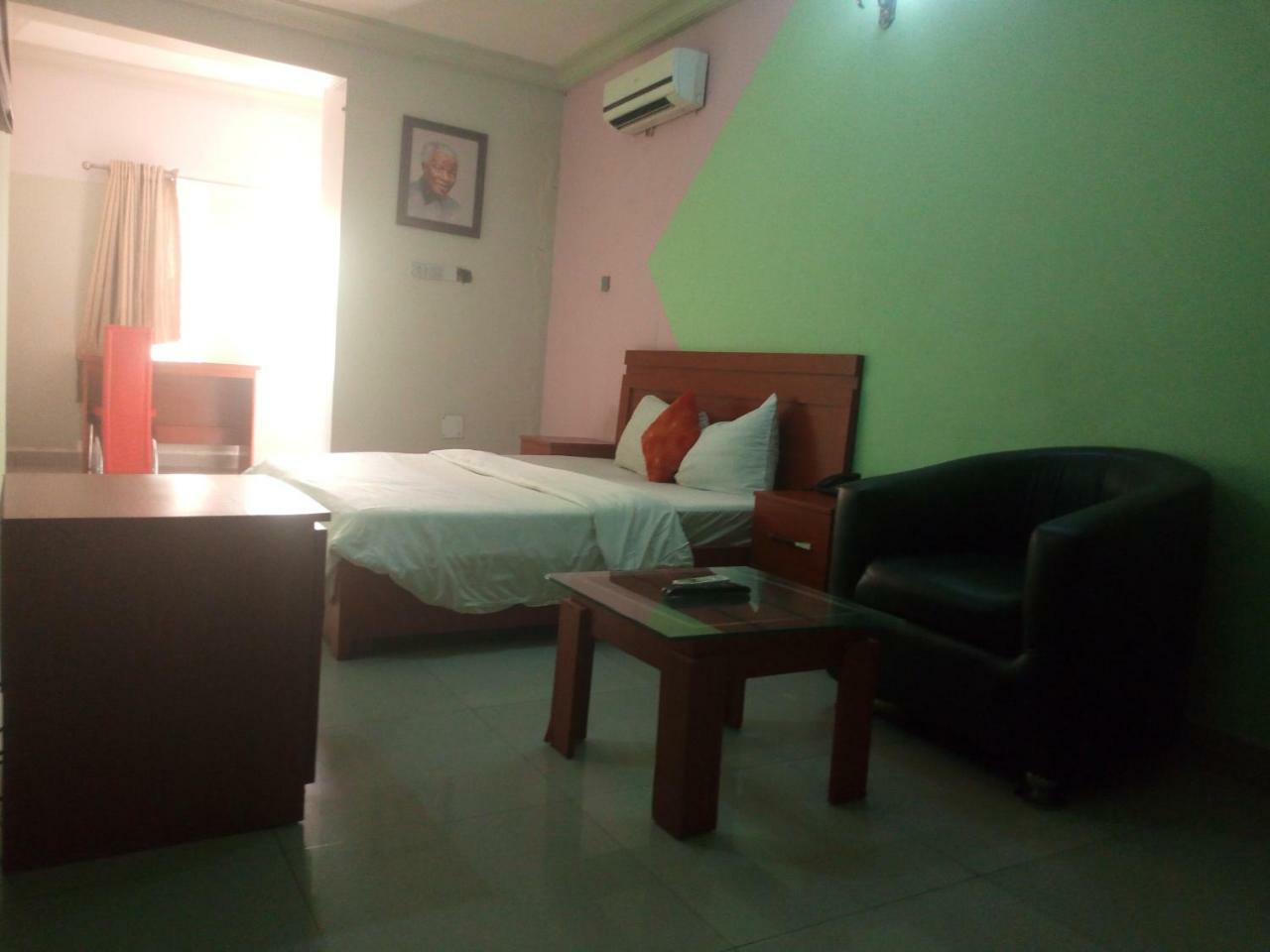 Flamingo Hotel Festac Town Extérieur photo
