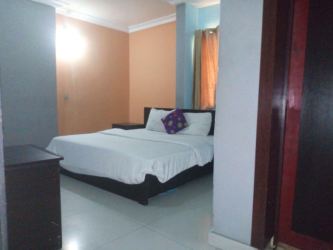 Flamingo Hotel Festac Town Extérieur photo