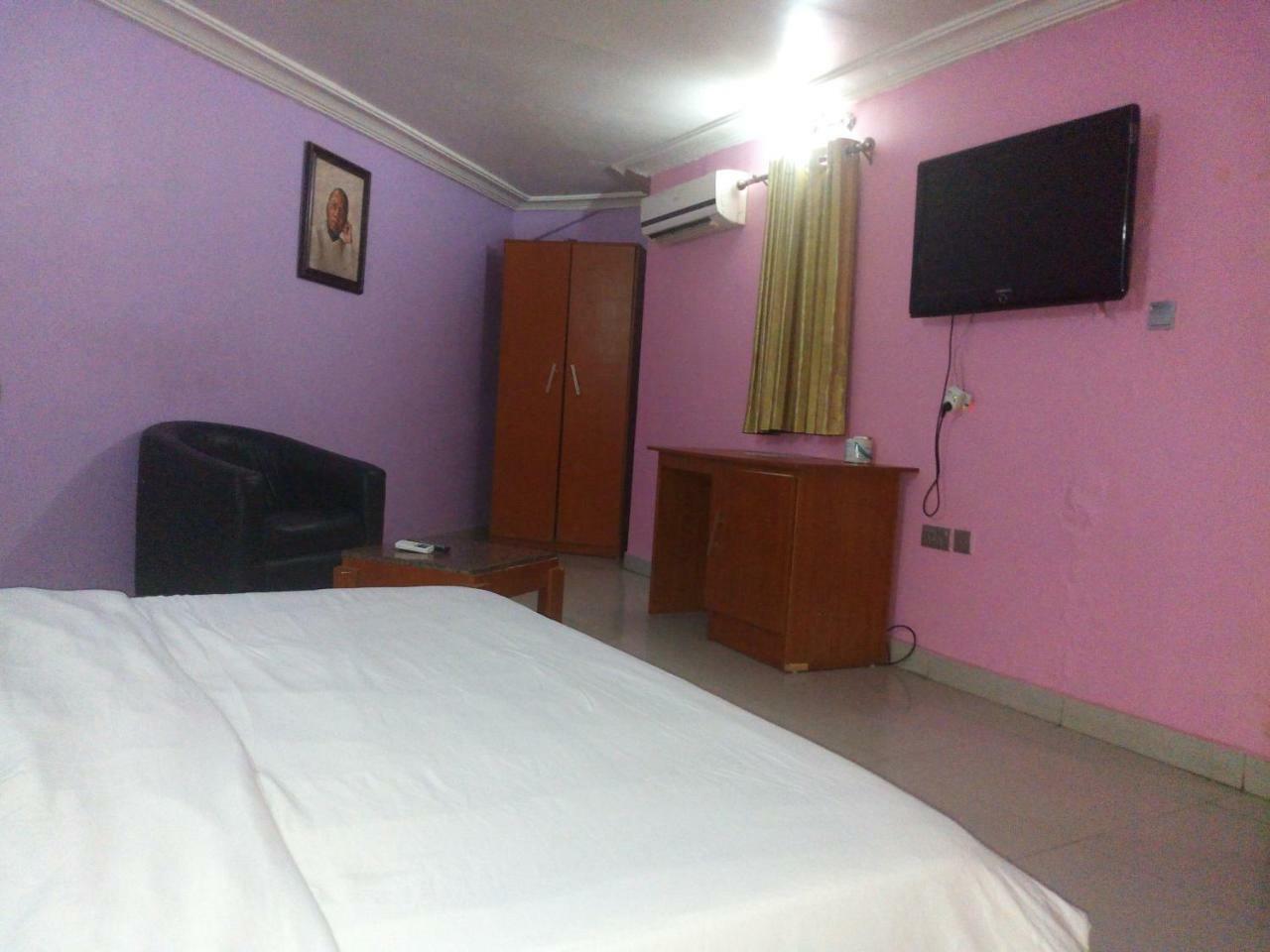 Flamingo Hotel Festac Town Extérieur photo