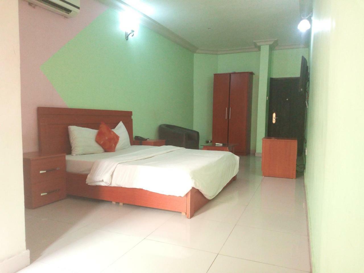 Flamingo Hotel Festac Town Extérieur photo